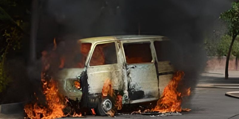 चलती मारुति वैन में लगी आग, पूरी कार जलकर नष्ट