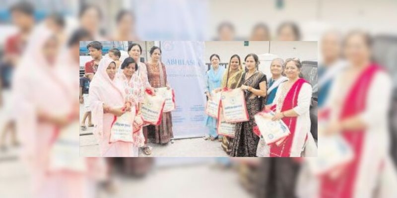 Pratahkal - Jaipur News Update - Abhilasha Women Welfare Society distributed cloth bags free of cost