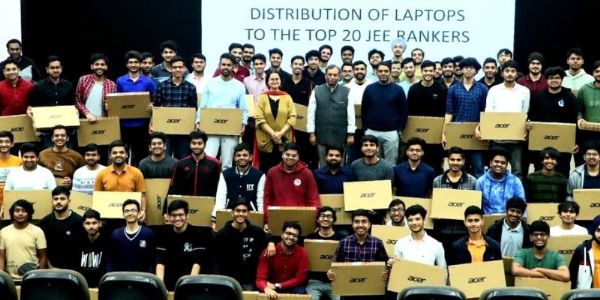 आई.आई. टी. जोधपुर ने जेईई के शीर्ष रैंकर्स को लैपटॉप देकर सम्मानित किया