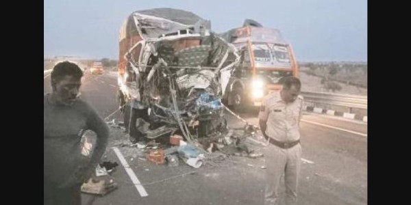 ट्रक ड्राइवर को नींद की झपकी आई, हो गया हादसा, चालक व खलासी की दर्दनाक मौत